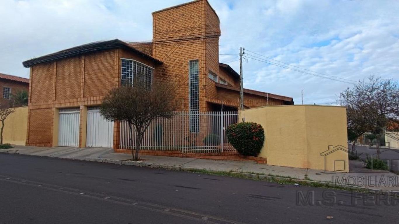 CASA NA Vila Tênis Clube em Assis