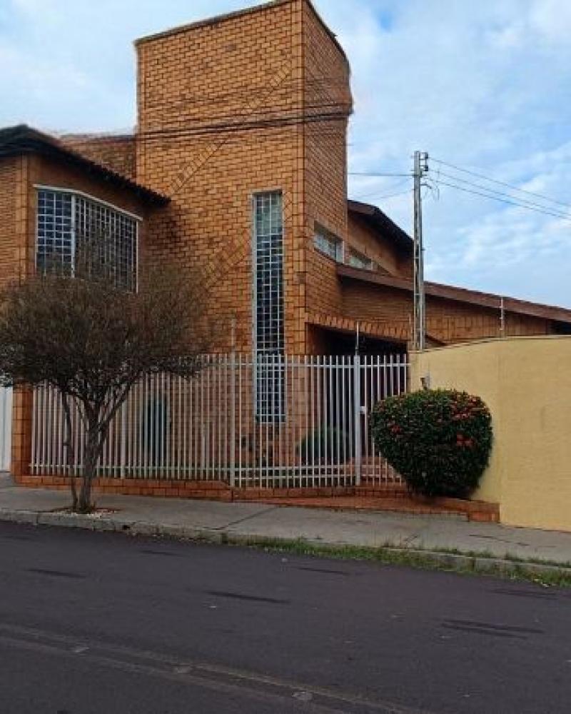 CASA NA Vila Tênis Clube em Assis