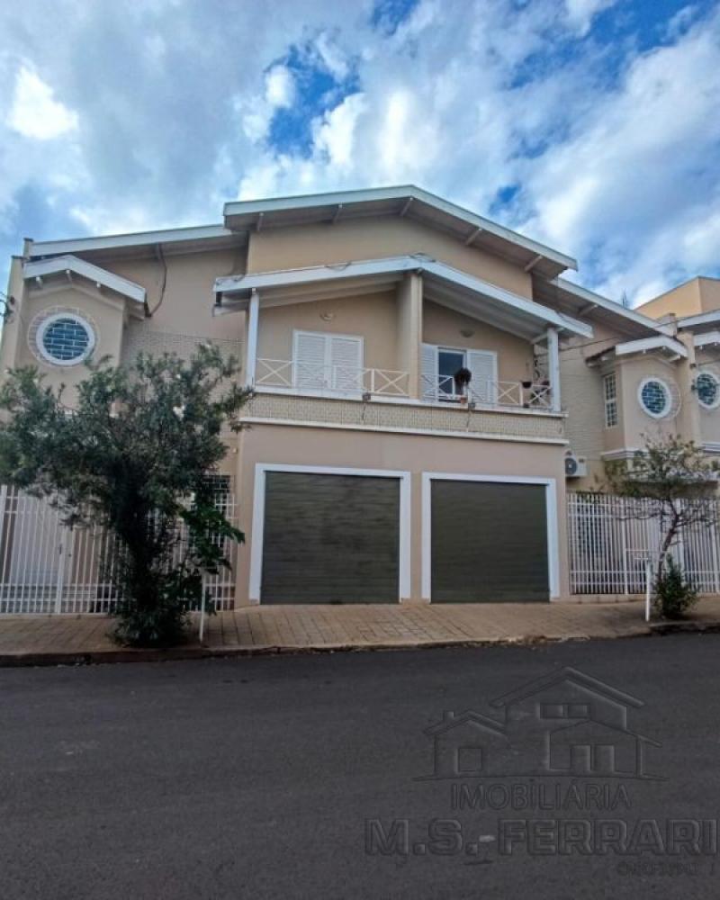 CASA NA Vila Tênis Clube em Assis