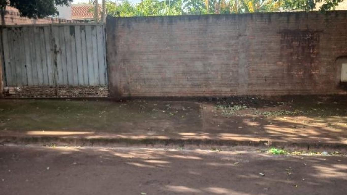 Terreno á Venda.